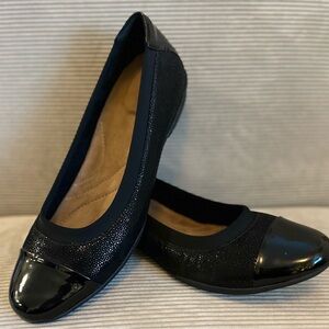 Clarks Neenah Garden Cap Toe Ballet Flats in black nubuck and patent size 9